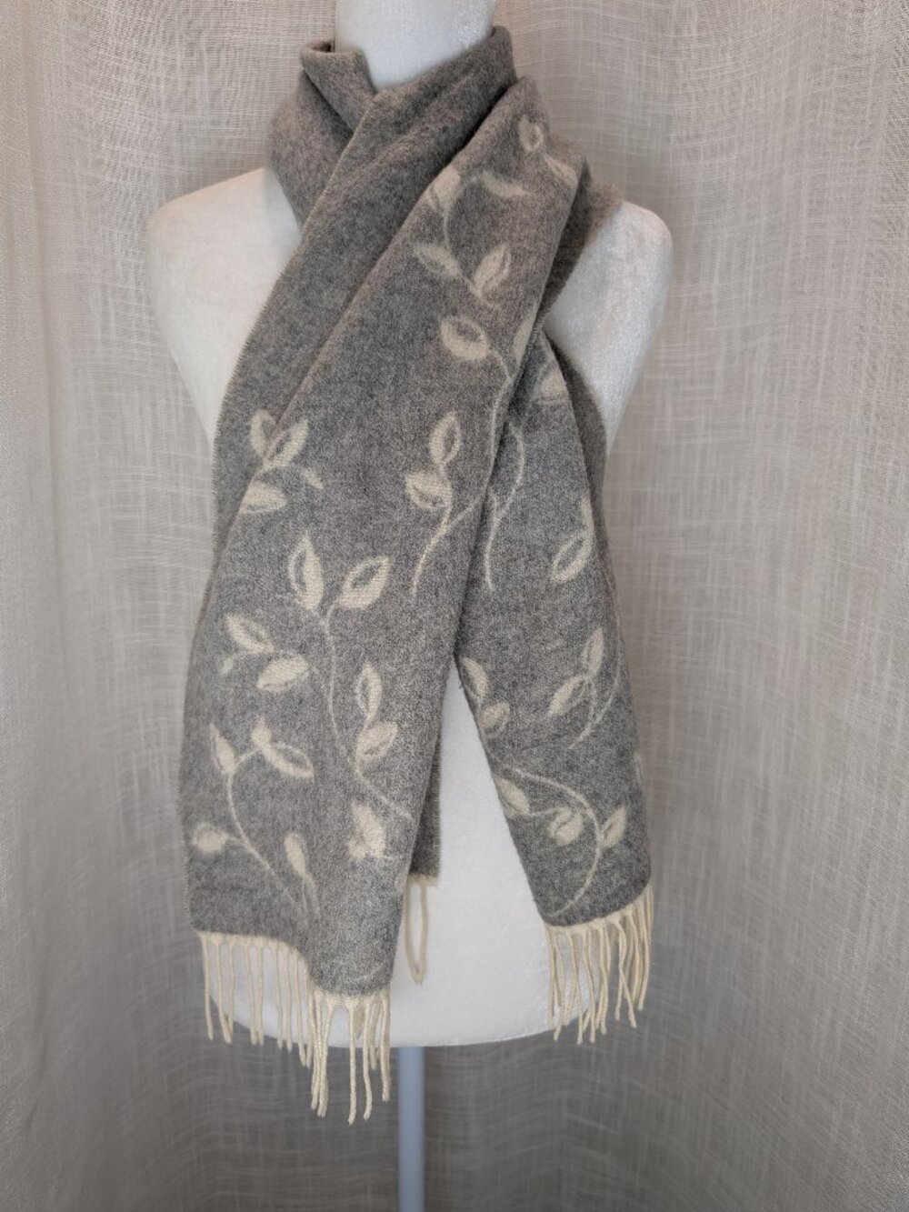 Sutton 100% Cashmere Gray & Cream Leaf Patterned Scarf w/ Fringe Made in Germany